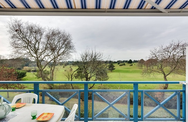 Apartment T3 63m2: Between Golf and Sea