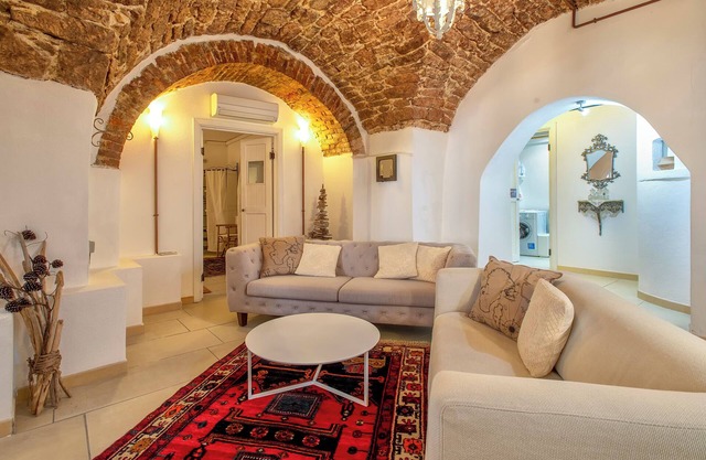 Apartment 'The Bar 2 Live In' with Wi-Fi