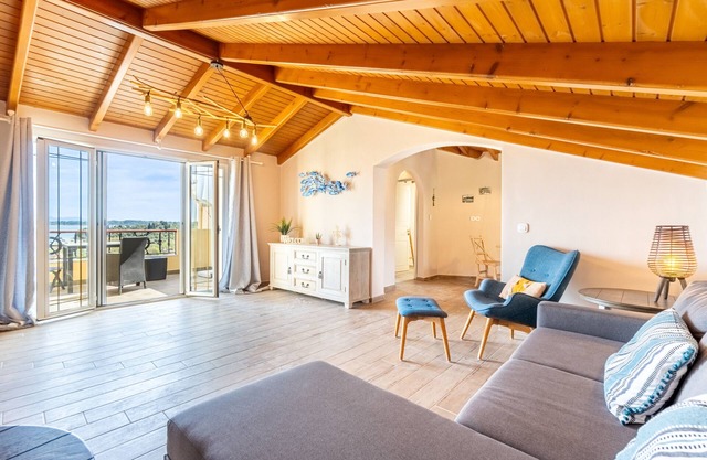Apartment 'Villa Konstantina Lulas Penthouse' with Sea View, Wi-Fi and Air Conditioning