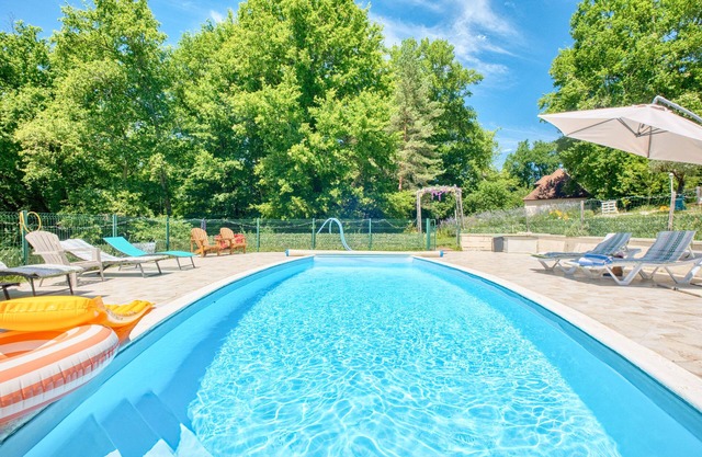 Apartment 'Vixen' with Shared Pool, Wi-Fi and Air Conditioning