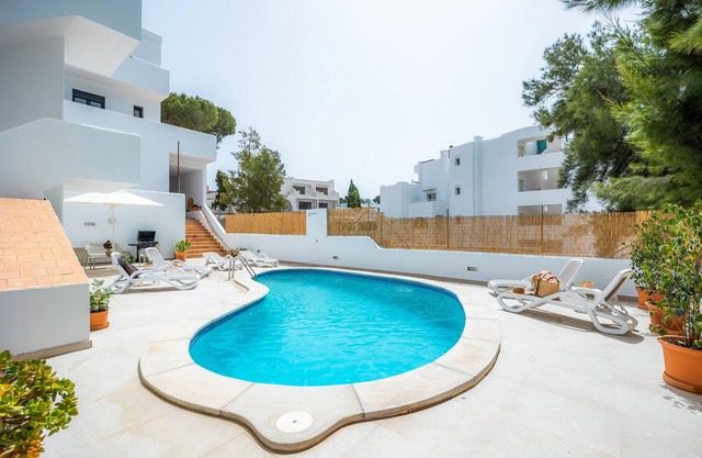 Apartment 'White Suites 2' with Shared Pool, Wi-Fi and Air Conditioning