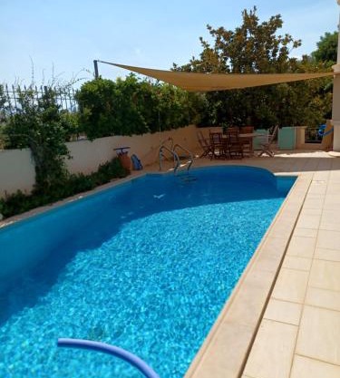 Apartment with a garden, BBQ, swimming pool and jacuzzi