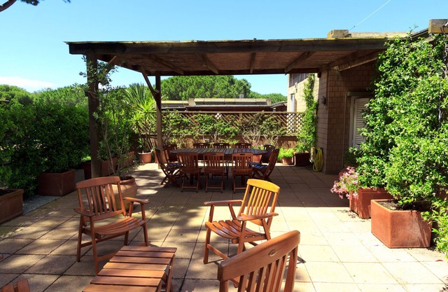 Apartment with large terraces, near the beach and shops, with A/C in bedrooms