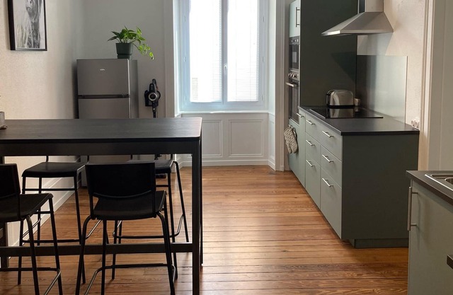 Apartment with parking space (+ near train station)