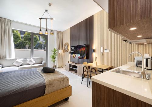 Apartment With Private Garden - Luxe Gold