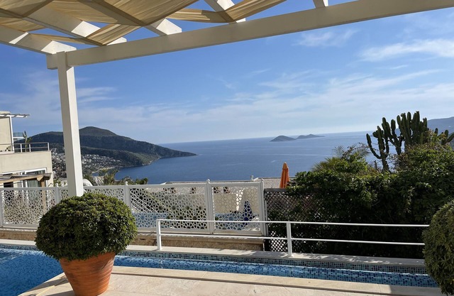 Apartment With Shared Pool And Sea Views
