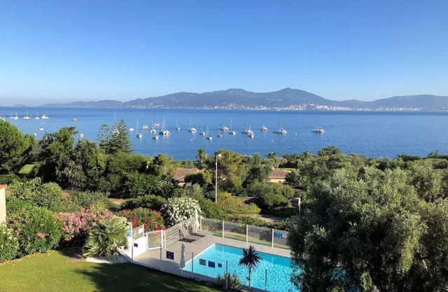 Apartment with superb sea view 200m from the beach and 10m from Porticcio