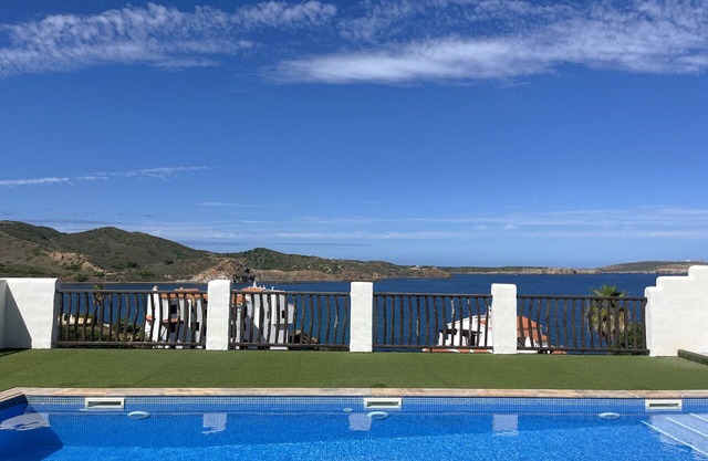 Apartment with swimming pool and stunning seaviews
