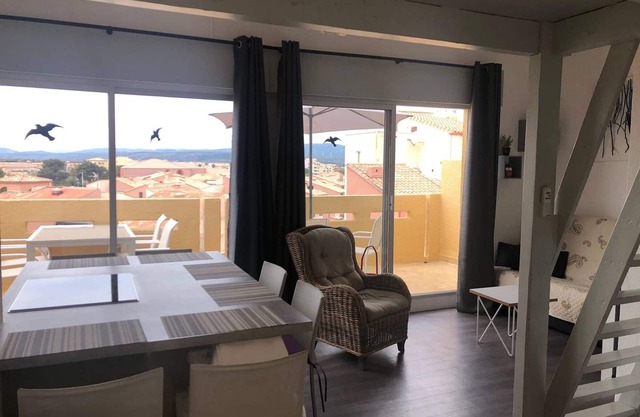 Apartment with terrace, sleeps 4, near beach, parking