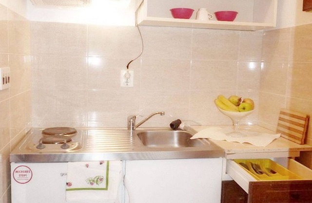 Apartments and Room Marin (13221-A1) - Brela