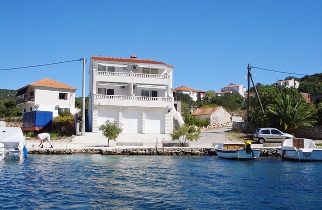 Apartments Mirko, (11850), Vinišće, Croatia