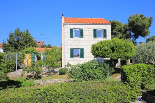 Apartments with a parking space Splitska, Brac - 17023