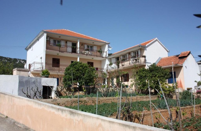 Apartments with parking space Vinisce, Trogir - 6117
