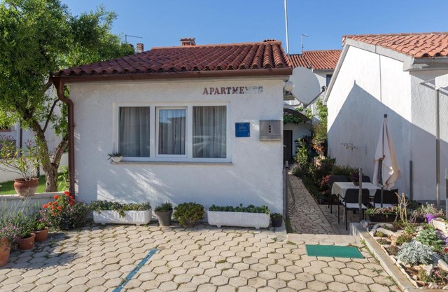 Apartments with parking space Porec - 7154