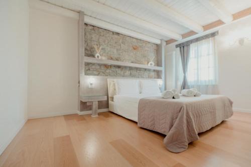Aphrodite Luxury APT with Jacuzzi