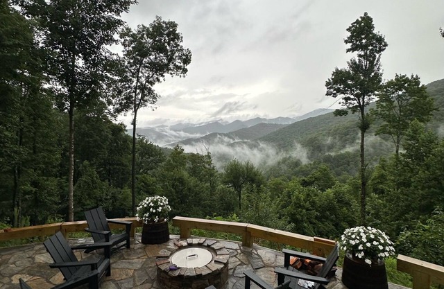 Appalachian Rainforest Oasis- breathtaking views surrounded by National Forest