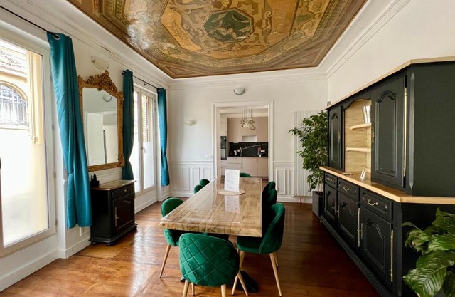 Appartement de luxe avec fresque, hyper centre et parking sûre