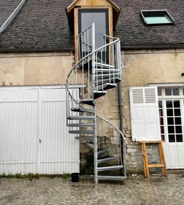 APPARTEMENT MODERNE DANS FERME DU 13éme SIECLE