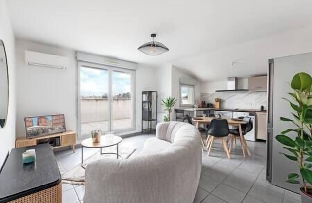 Appartment close to city center, AC and car park