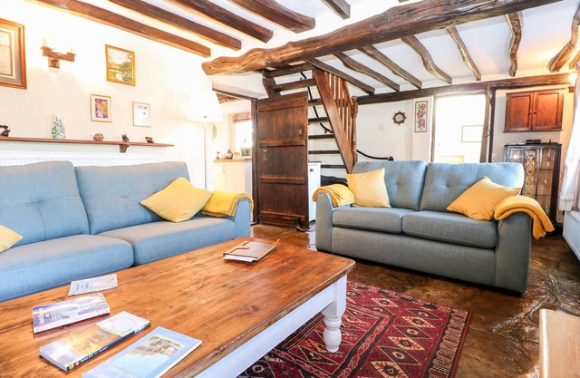 APPLE TREE COTTAGE, pet friendly, with open fire in Warnham