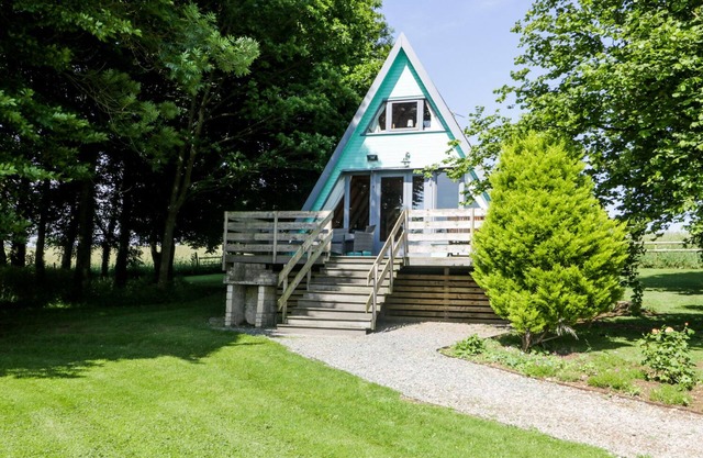 APPLE TREE LODGE, pet friendly, with a garden in Gillingham