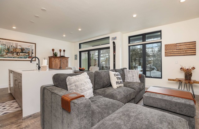 Après Shores Riverfront: Upscale Downtown Retreat