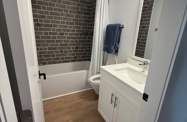Apt 1 - Beautiful 2 Bedroom Suite Located in the Heart of Lillooet