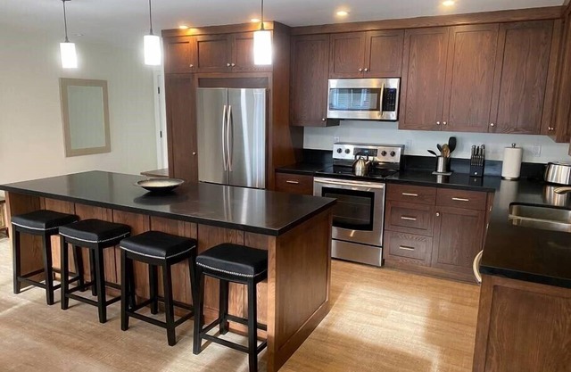 Apt 10: Modern Luxury bright breezy steps to beach