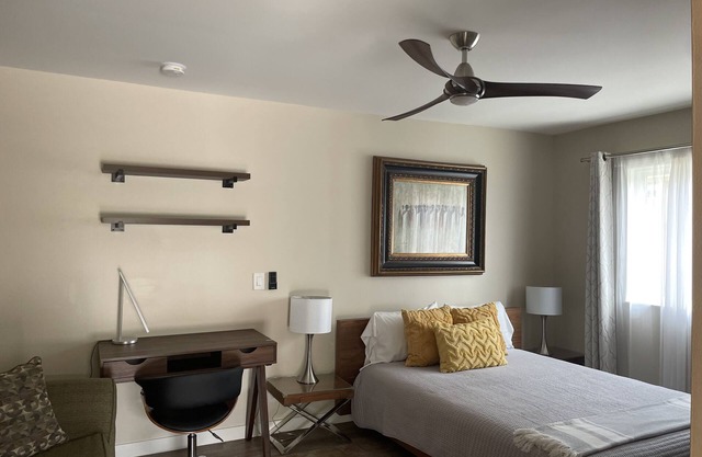 Apt 17: Beautiful studio steps to the sand