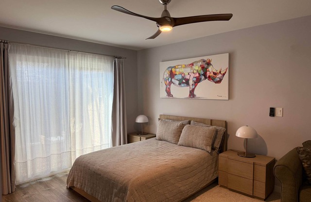 Apt 18: Contemporary Studio 200 yards to the sand