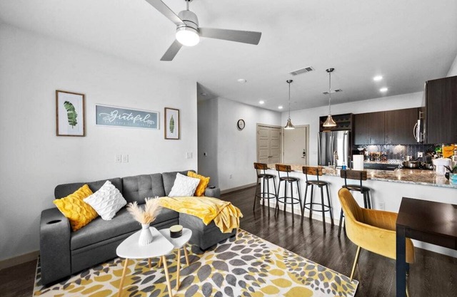 Apt 335 · Luxury 2Bd Queen Unit | Free Parking |Hwy121| TPC