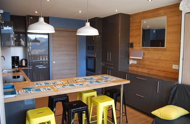 APT 4/6 PERS AT THE FOOT OF THE PISTES, RESIDENCE LES ETERLOUS WITH PRIVATE WIFI ACCESS