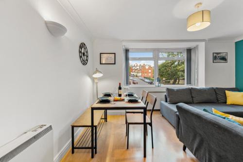 Apt 6, Woodhouse Suite