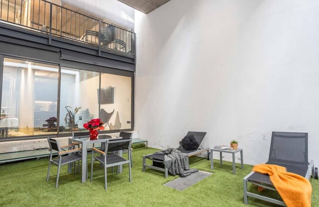 Apt. close to center w/shared patio & garden