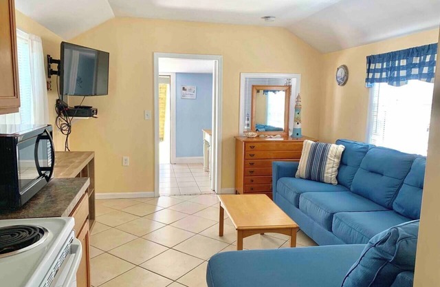 Apt F, 1 bed/1 bath.
