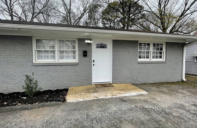 Apt. near Downtown Greenville (2BR/1BA, 3 beds)