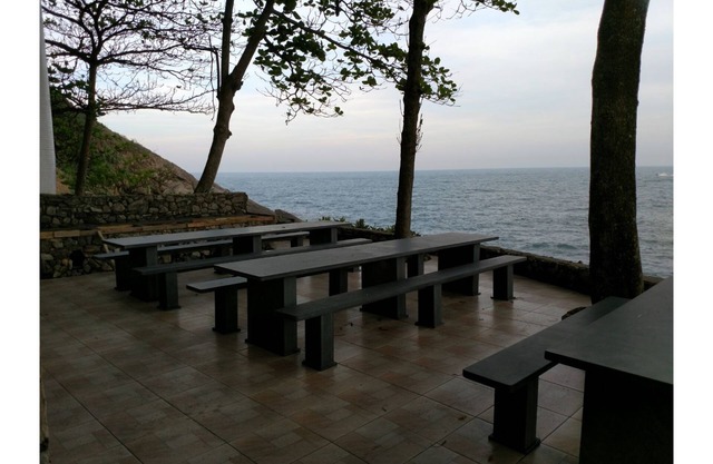 Apt on the beach, with 3 bedrooms, overlooking the entire edge of the Cove