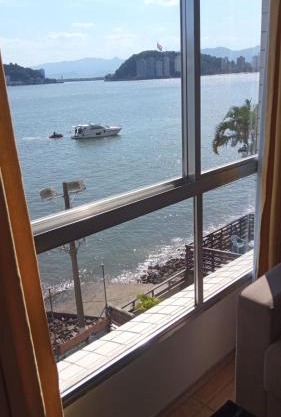 Apt pé na areia vista mar