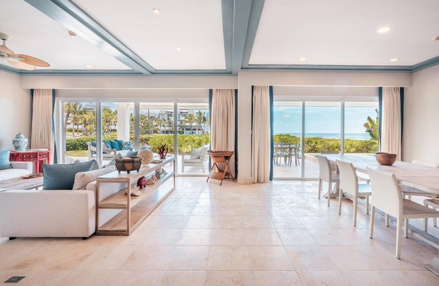 Apt w/2BR-beachfront/private pool in Sotogrande