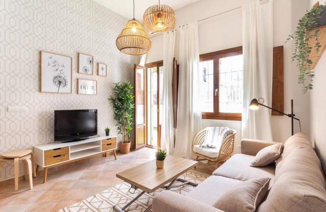 Apto Real Bajo Cartuja. Apartment with private patio and Wi-Fi.