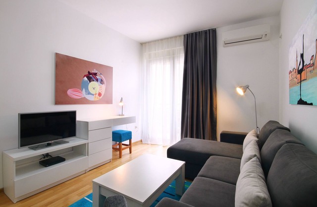Aquamarine - two bedrooms app - Near the Old Town