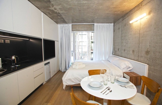 "Your Temporary Home in the City: Comfortable and Central Apartment"