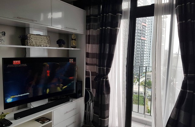 Araneta Cubao No Brown Outs 1BR Furnished Condo with Balcony free WiFi Netflix