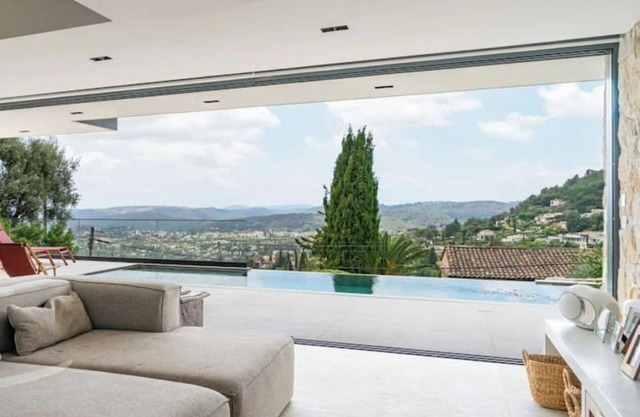 Architect-designed villa with pool and magnificent view