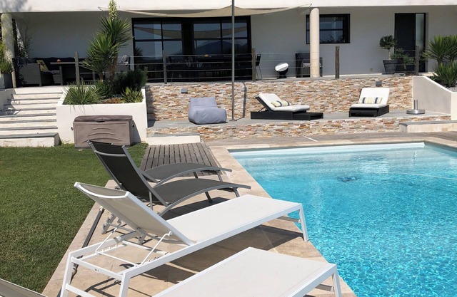 Architect-designed house with swimming pool between Cassis and Aix en Provence