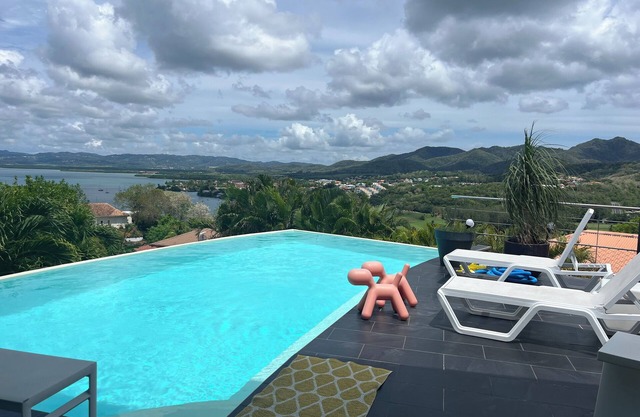 Architect-designed villa with infinity pool, sea and golf views