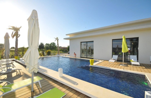 Architect villa with interior patio not overlooked on 4000m2 of land.