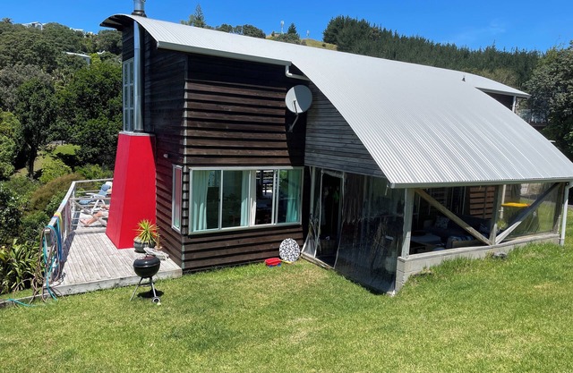 Architecturally designed bach in a quiet cul de sac overlooking a bush reserve
