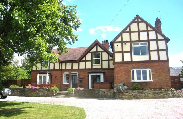 Arden Hill Farmhouse - Hot Tub, Snooker Table, Sleeps 16
