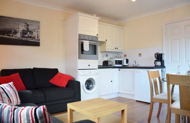 Ardree House, Garden Mews Apt. Only 3 Min Walk to Town Centre.
